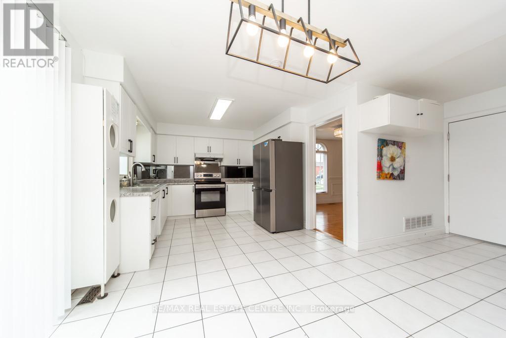 Upper - 6842 Forest Park Drive, Mississauga, Ontario  L5N 6X6 - Photo 9 - W13057794