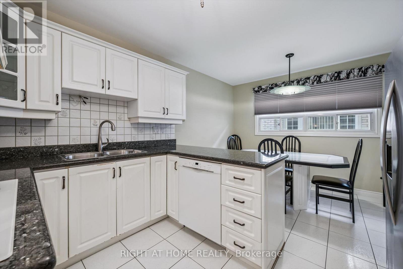 67 Manorhampton Drive, Toronto, Ontario  M9P 1E1 - Photo 11 - W13057918