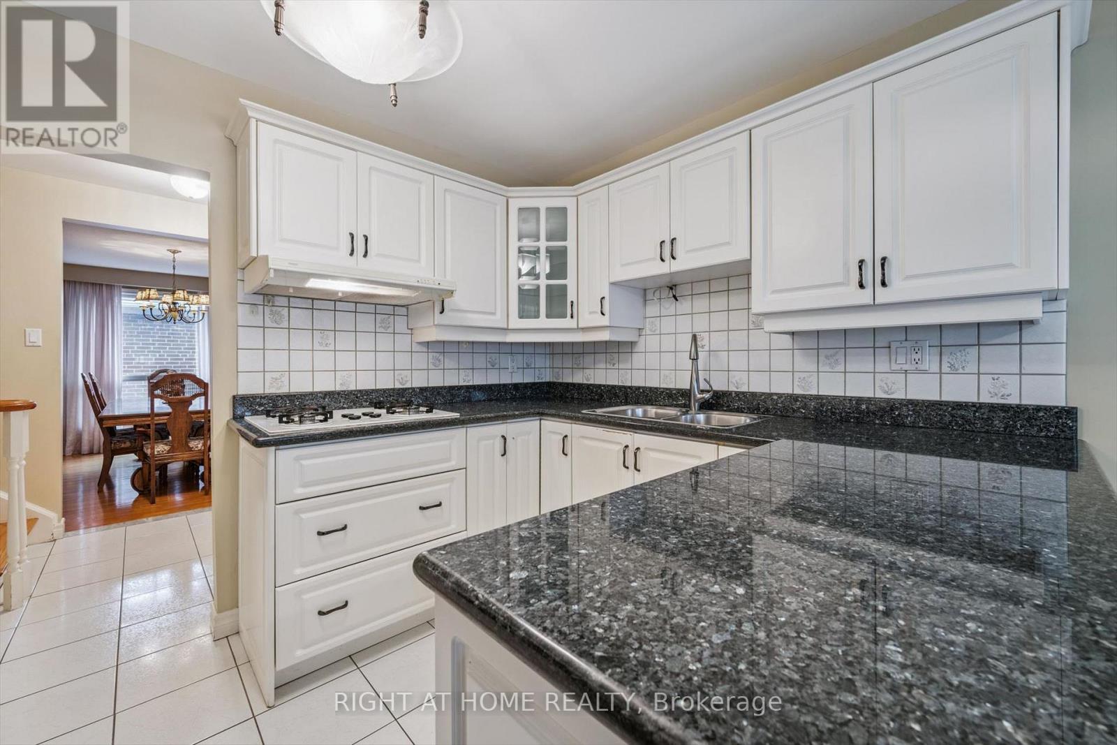 67 Manorhampton Drive, Toronto, Ontario  M9P 1E1 - Photo 13 - W13057918