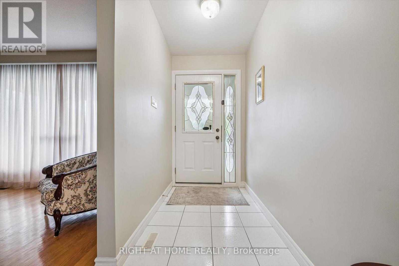 67 Manorhampton Drive, Toronto, Ontario  M9P 1E1 - Photo 5 - W13057918