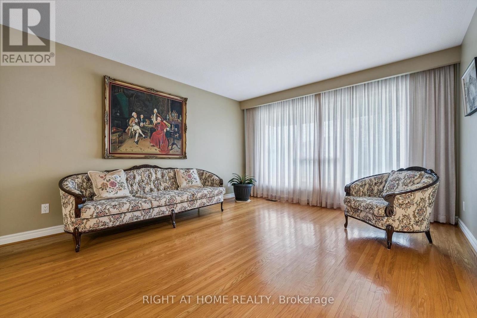67 Manorhampton Drive, Toronto, Ontario  M9P 1E1 - Photo 6 - W13057918