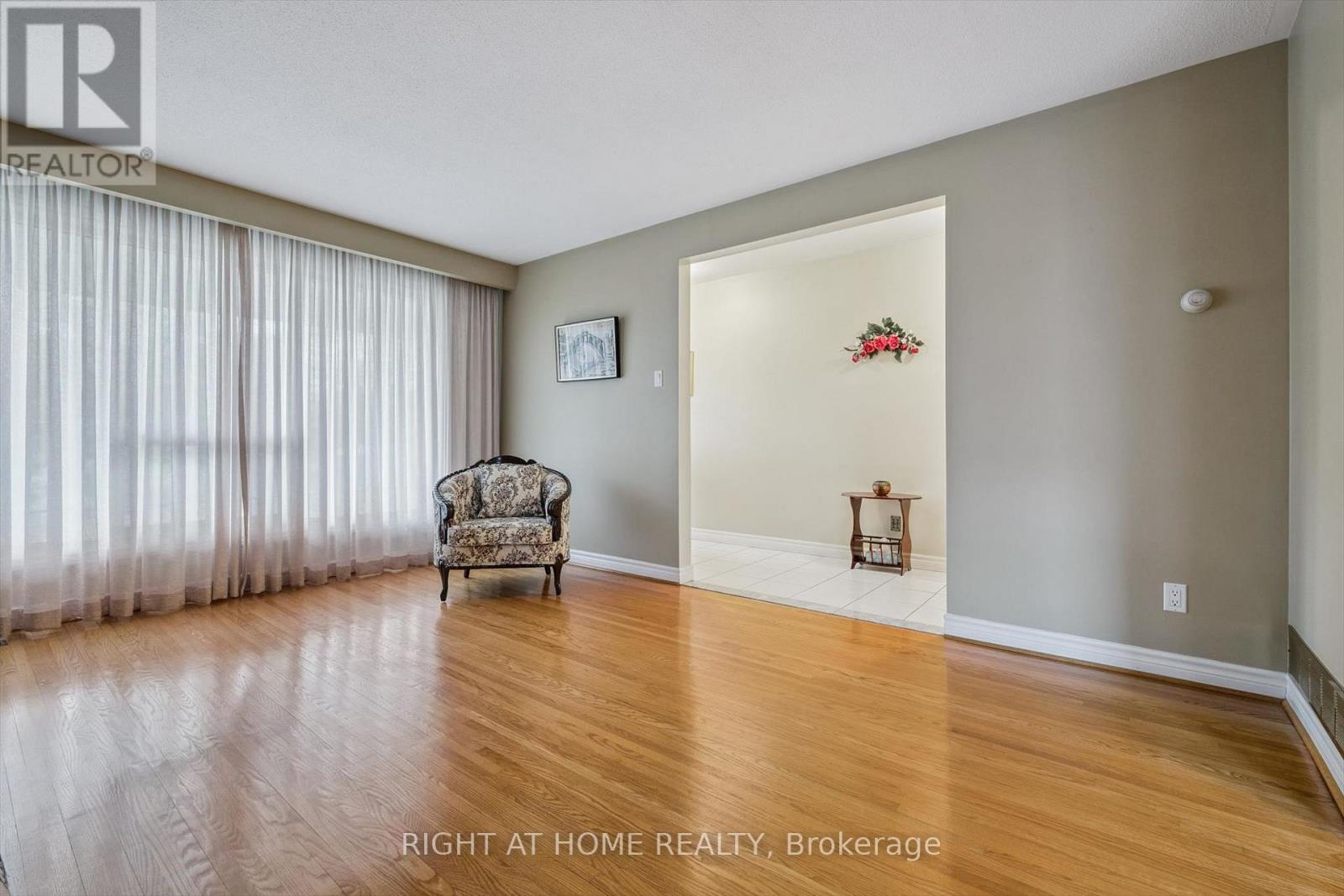 67 Manorhampton Drive, Toronto, Ontario  M9P 1E1 - Photo 7 - W13057918