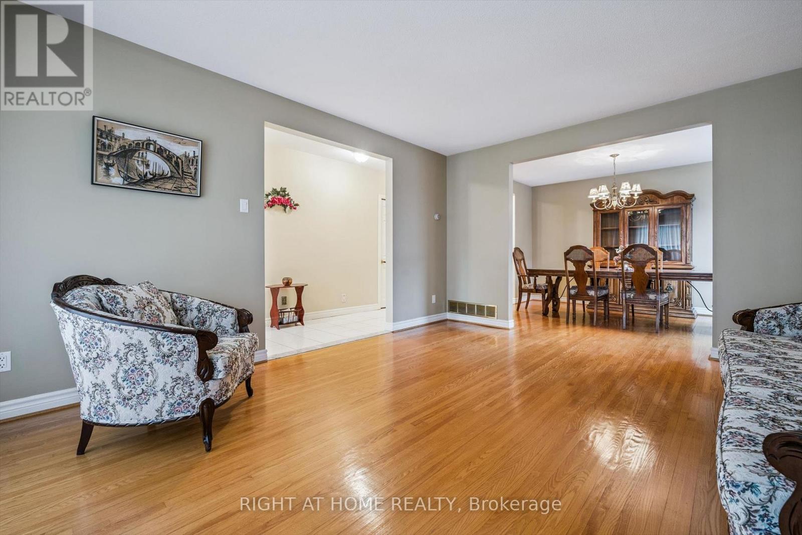 67 Manorhampton Drive, Toronto, Ontario  M9P 1E1 - Photo 8 - W13057918