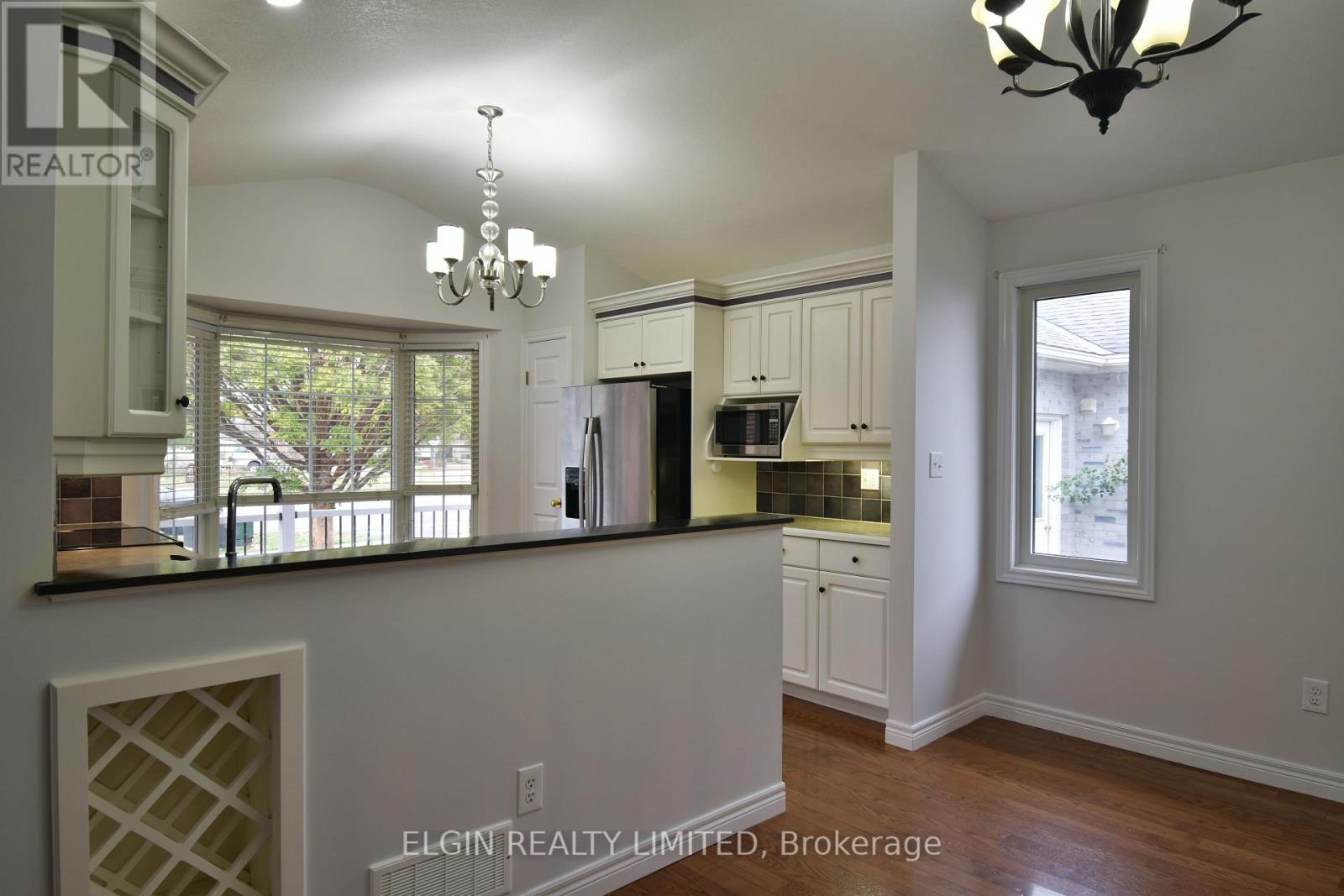 578 Wellington Street, St. Thomas, Ontario  N5R 6E1 - Photo 3 - X13058106