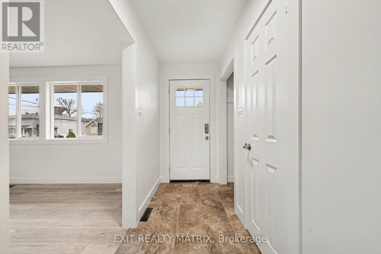 1740 Saint-Laurent Street, Clarence-Rockland, Ontario  K4K 1C2 - Photo 4 - X13058232