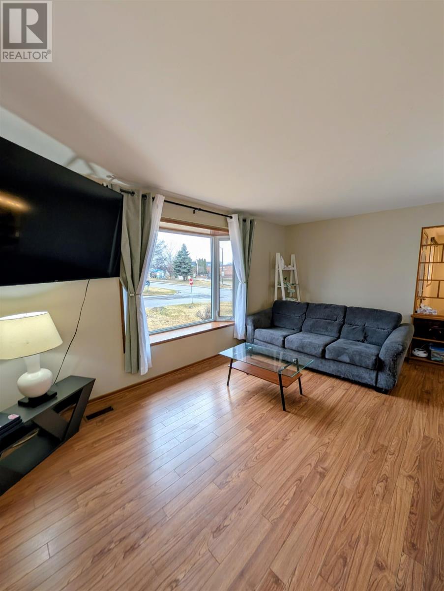 200 Kensington Dr, Thunder Bay, Ontario  P7C 2A5 - Photo 2 - TB2600843