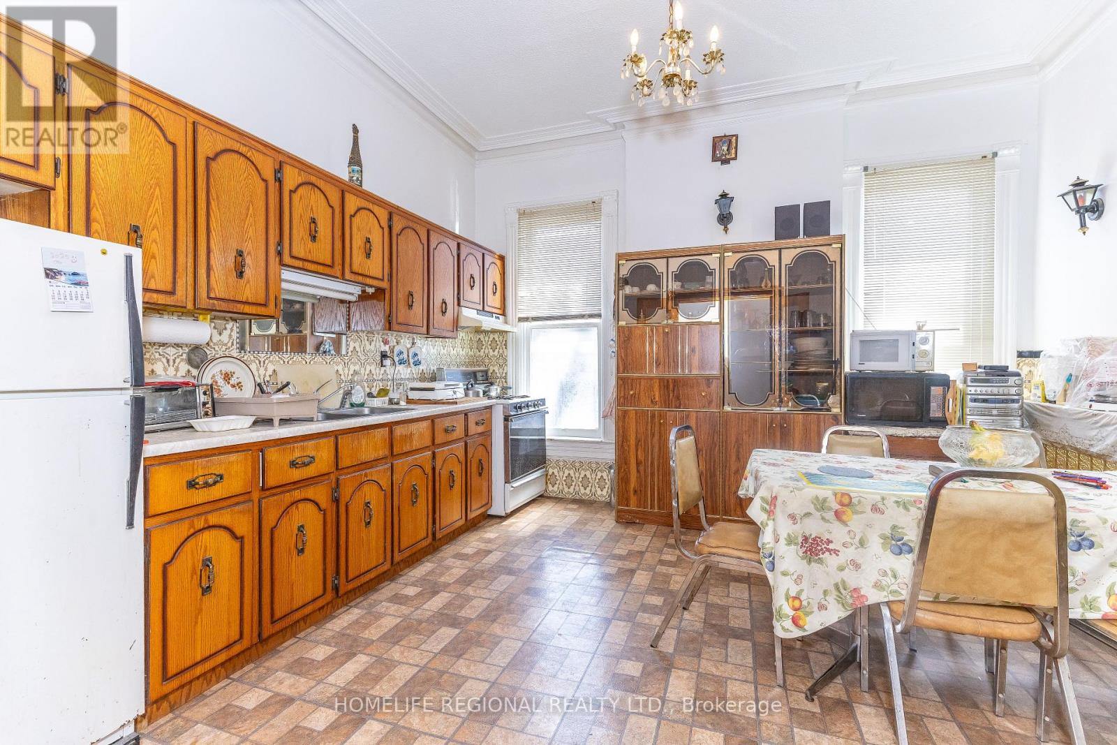 237 Roxton Road, Toronto, Ontario  M6G 3R1 - Photo 4 - C13057358