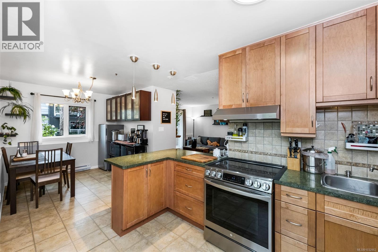 8 949 Cloverdale Ave, Saanich, British Columbia  V8X 2T4 - Photo 10 - 1032862