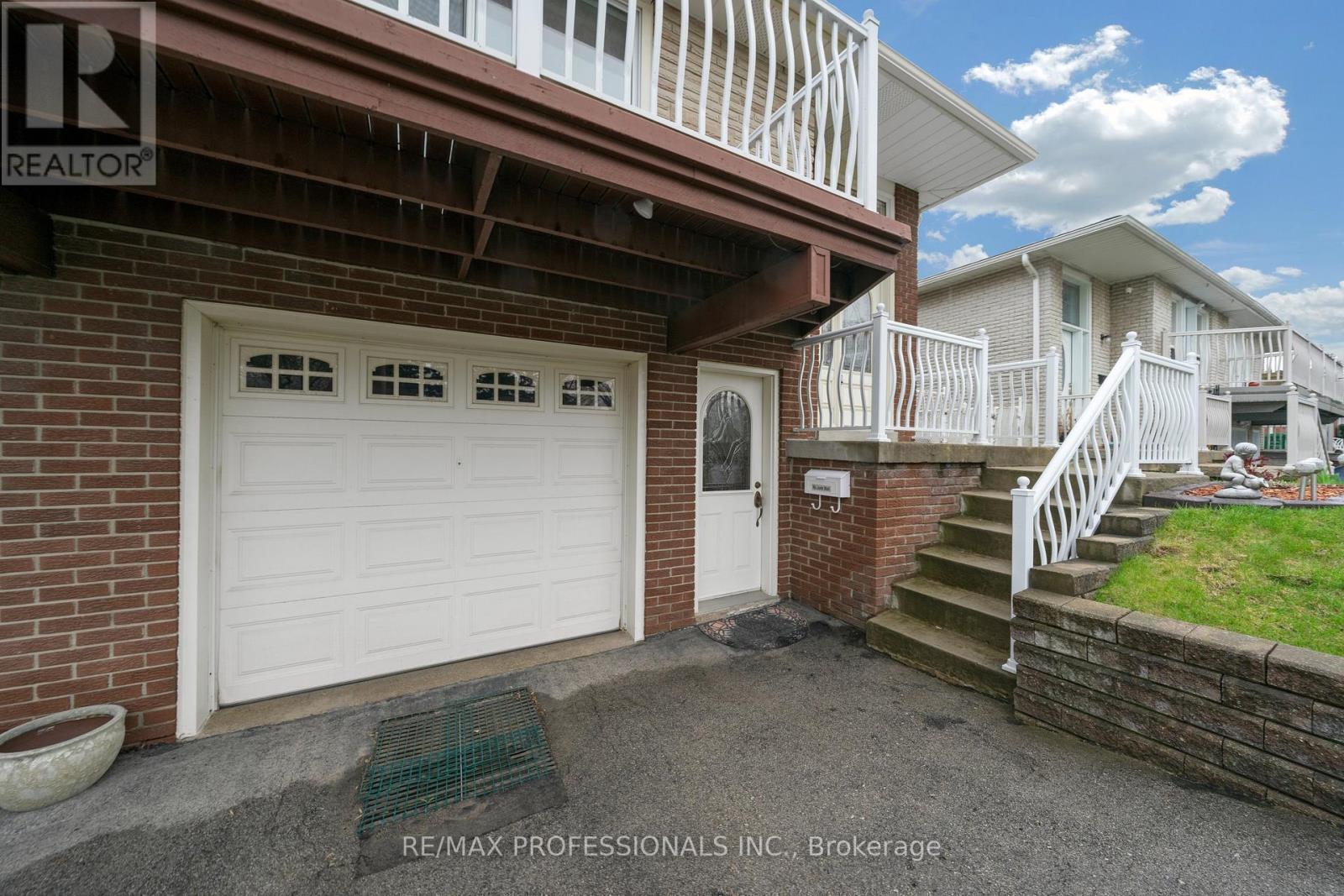 1877 Silverberry Crescent, Mississauga, Ontario  L5J 1C8 - Photo 2 - W13058190