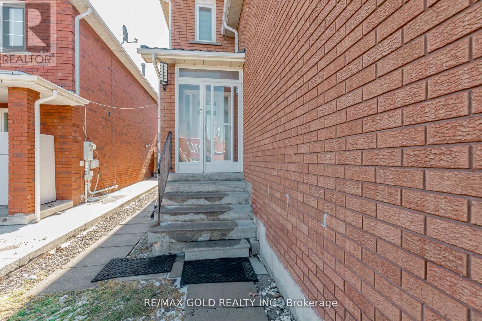 61 Kingknoll Drive, Brampton, Ontario  L6Y 3G6 - Photo 3 - W13058256