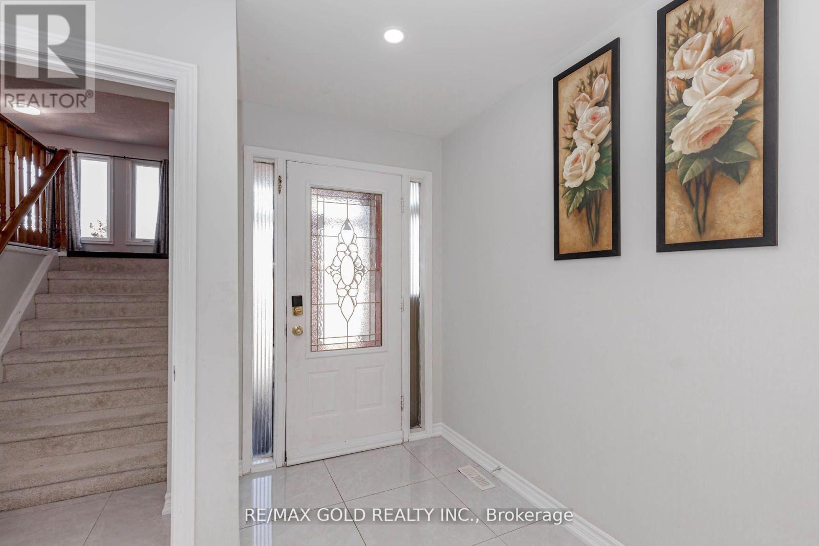 61 Kingknoll Drive, Brampton, Ontario  L6Y 3G6 - Photo 4 - W13058256