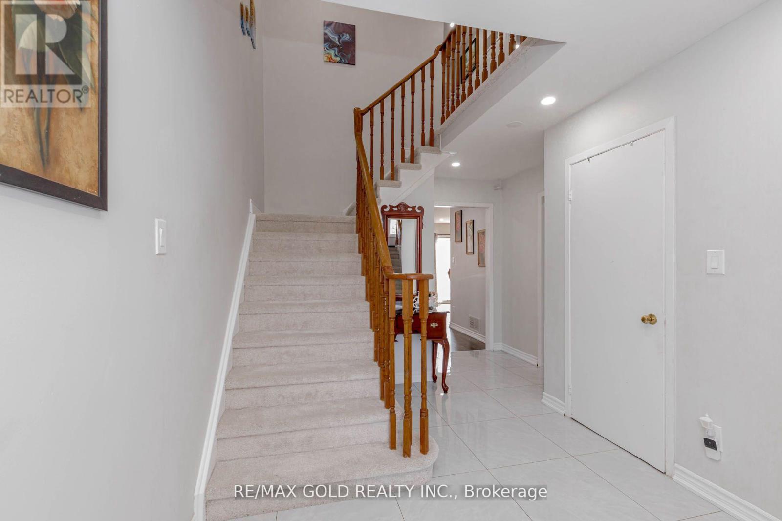 61 Kingknoll Drive, Brampton, Ontario  L6Y 3G6 - Photo 5 - W13058256