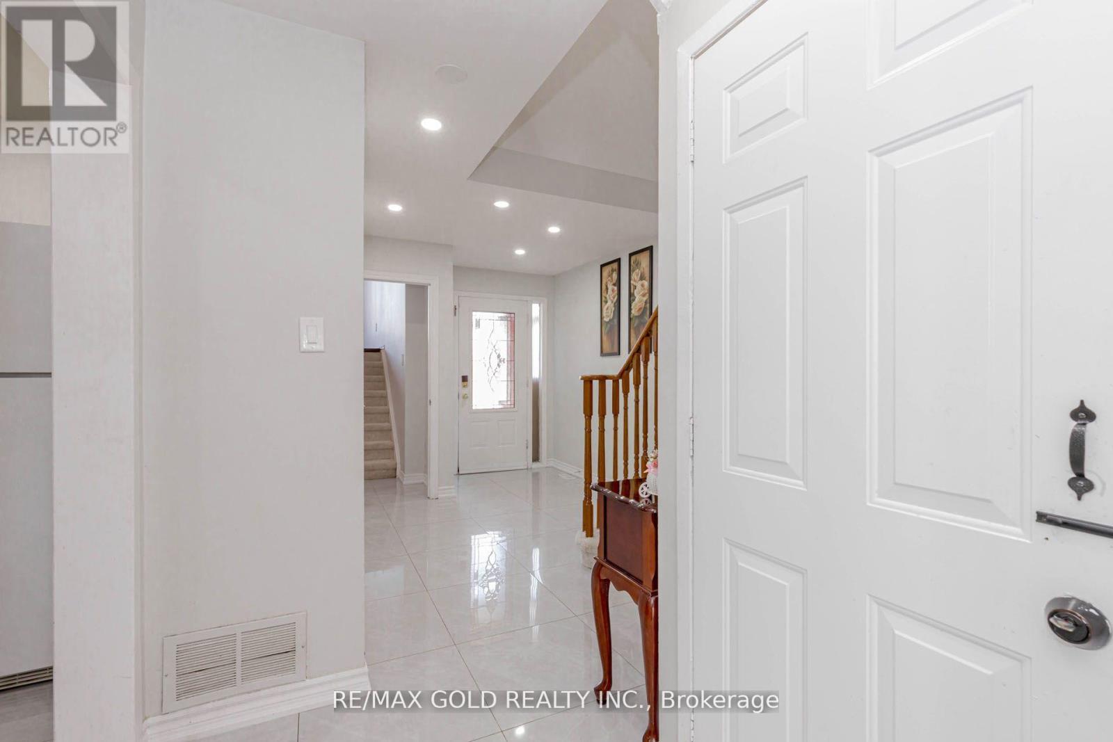 61 Kingknoll Drive, Brampton, Ontario  L6Y 3G6 - Photo 6 - W13058256