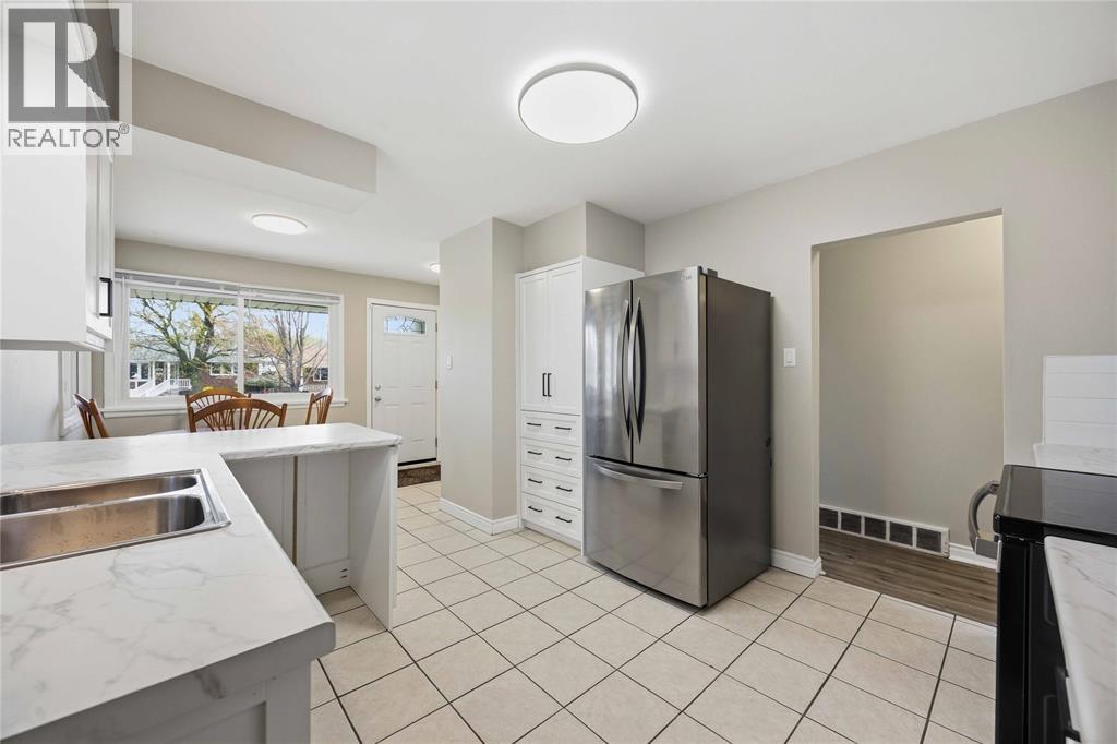 1010 Meighen Crescent, Sarnia, Ontario  N7S 1A8 - Photo 3 - 26009183