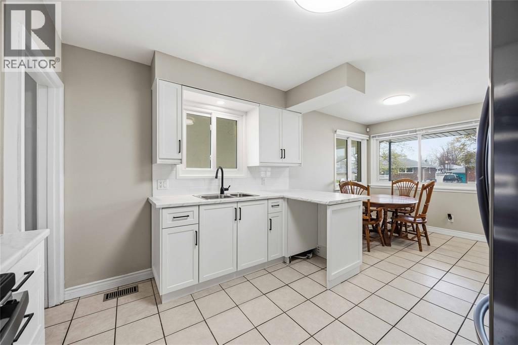 1010 Meighen Crescent, Sarnia, Ontario  N7S 1A8 - Photo 5 - 26009183