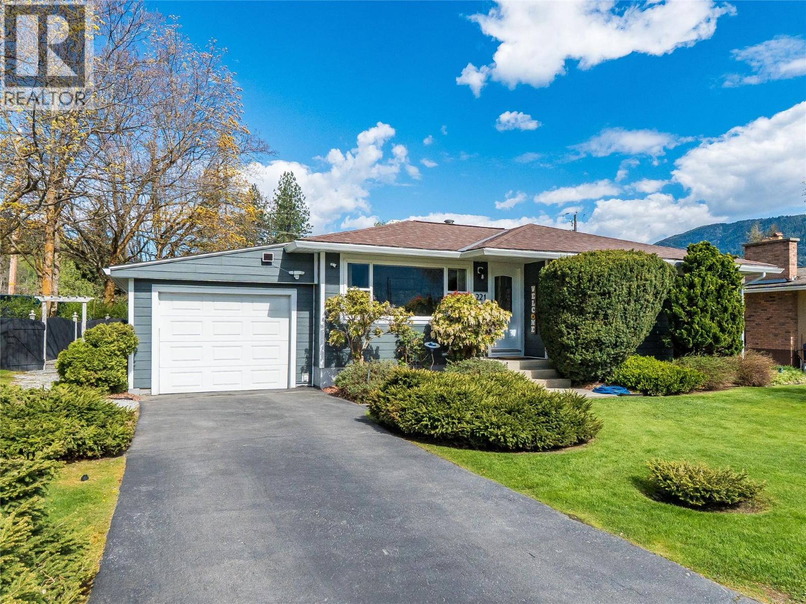 221 Pinewood Drive, Castlegar, British Columbia  V1N 2M5 - Photo 2 - 10385052