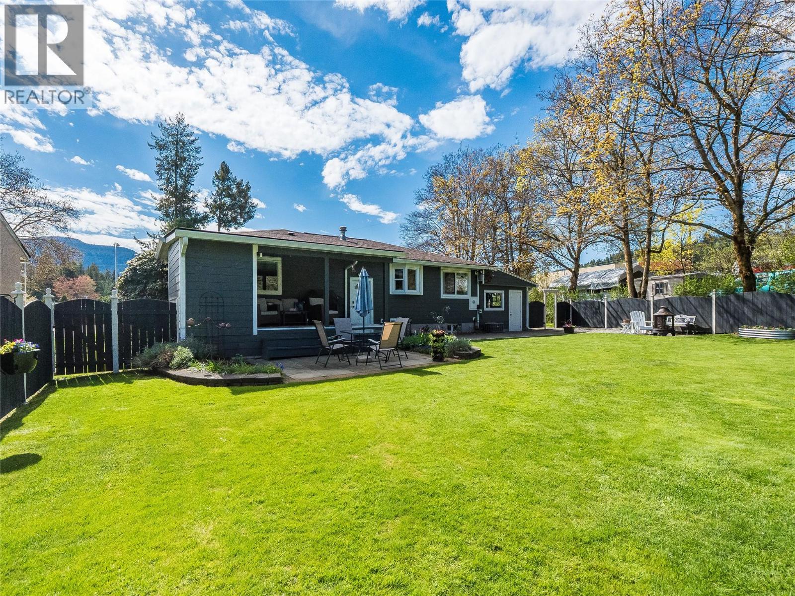 221 Pinewood Drive, Castlegar, British Columbia  V1N 2M5 - Photo 6 - 10385052