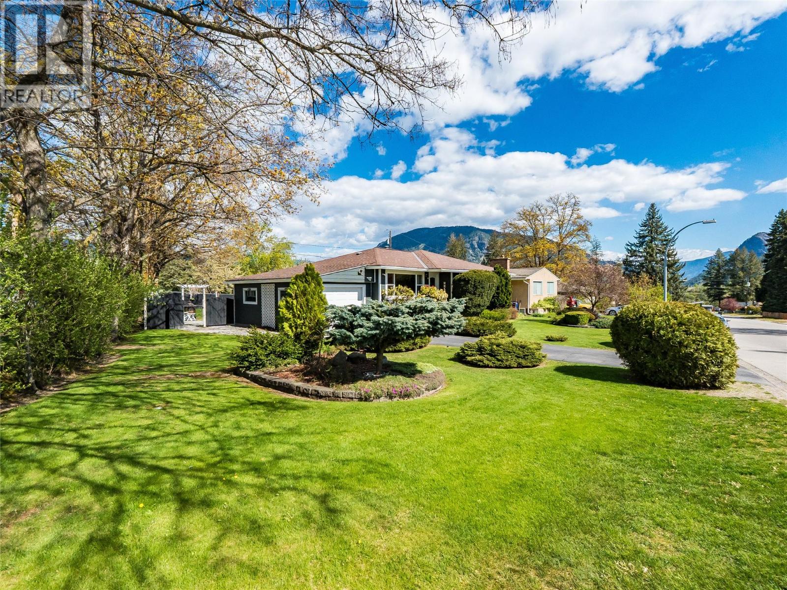 221 Pinewood Drive, Castlegar, British Columbia  V1N 2M5 - Photo 49 - 10385052