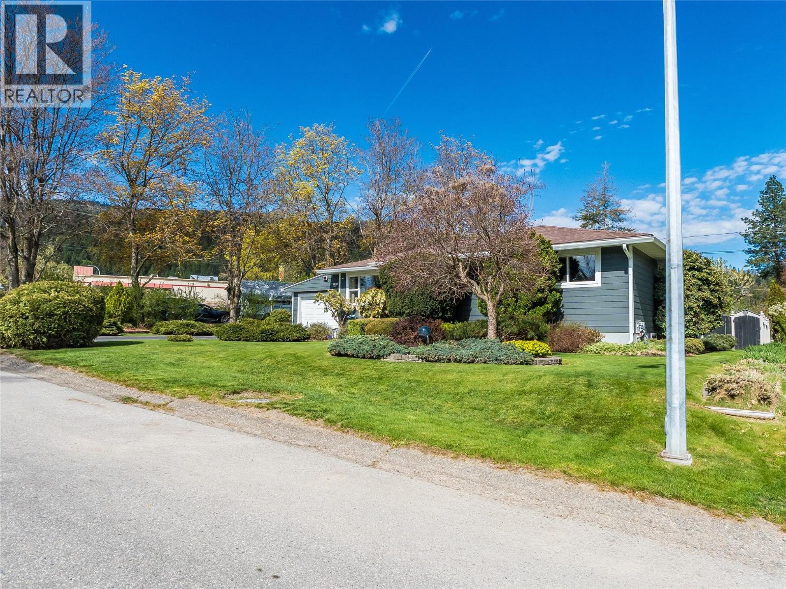 221 Pinewood Drive, Castlegar, British Columbia  V1N 2M5 - Photo 4 - 10385052