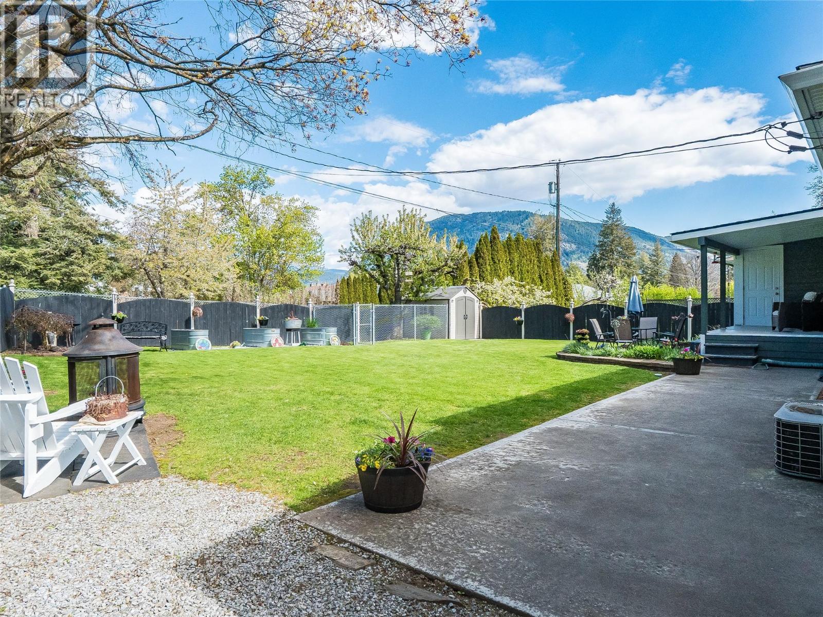 221 Pinewood Drive, Castlegar, British Columbia  V1N 2M5 - Photo 8 - 10385052