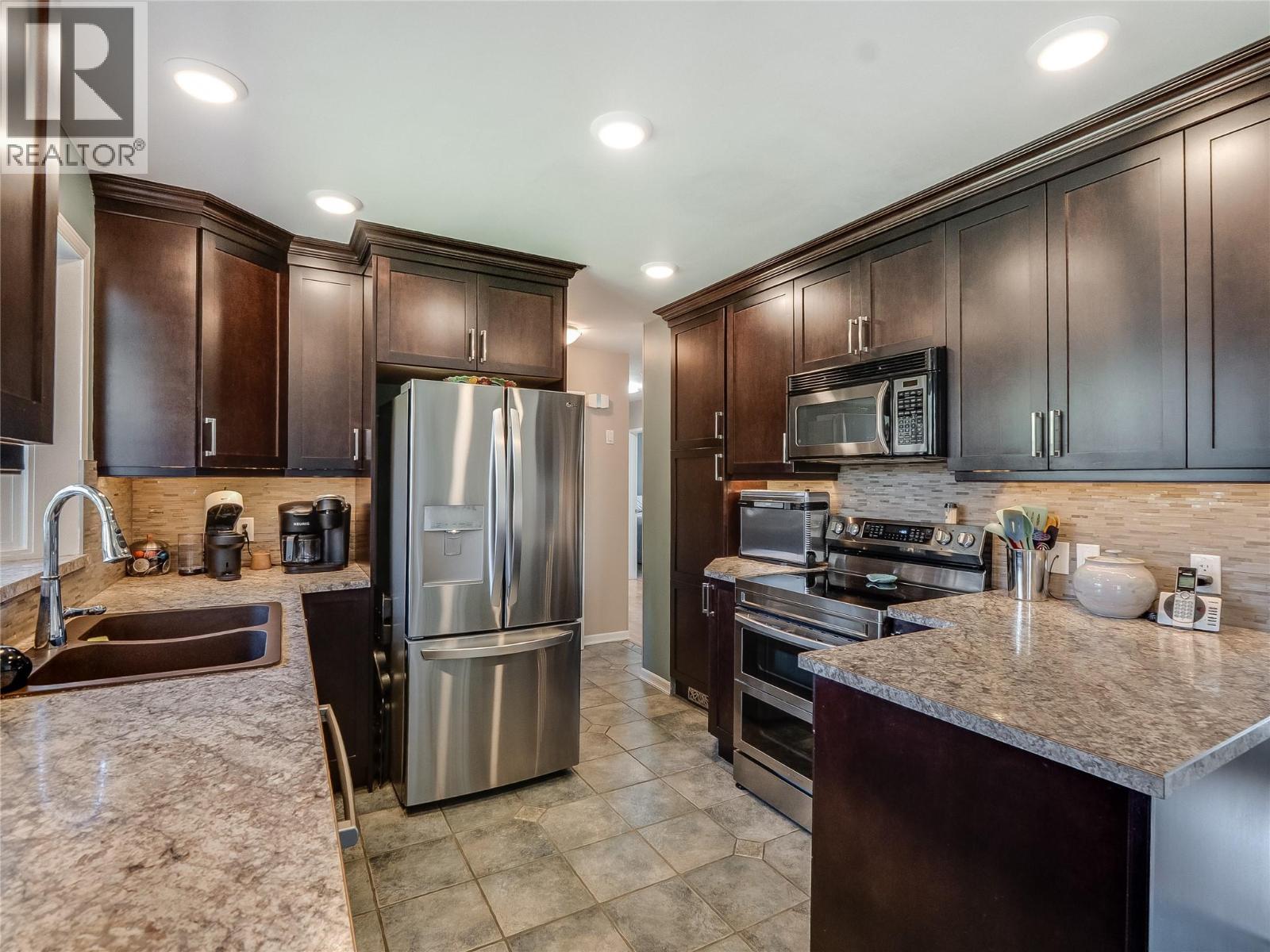 221 Pinewood Drive, Castlegar, British Columbia  V1N 2M5 - Photo 20 - 10385052