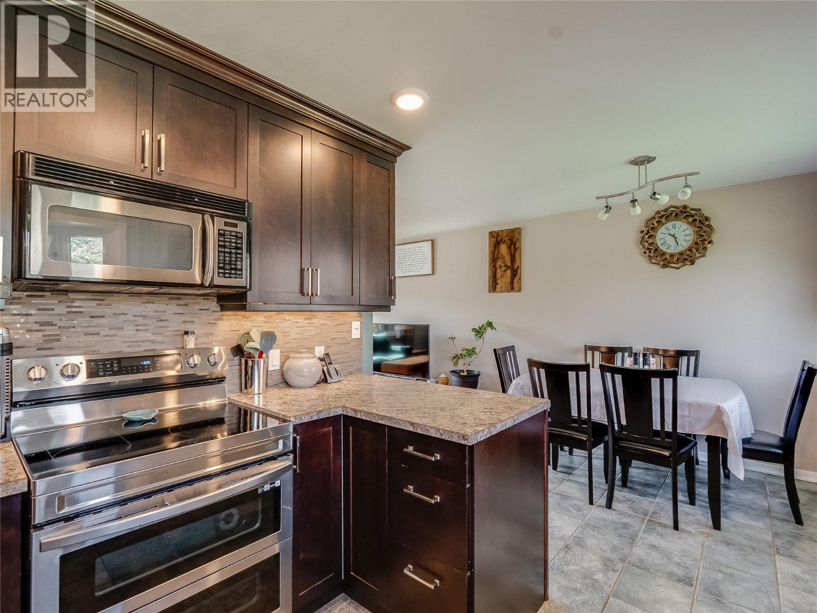 221 Pinewood Drive, Castlegar, British Columbia  V1N 2M5 - Photo 21 - 10385052