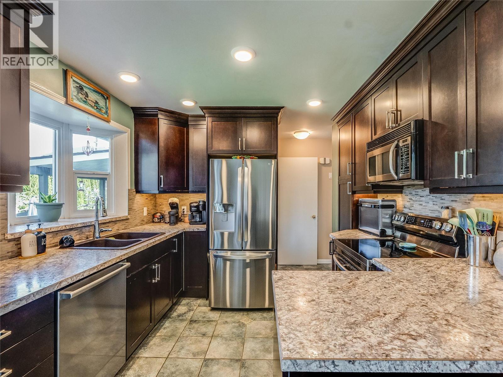 221 Pinewood Drive, Castlegar, British Columbia  V1N 2M5 - Photo 18 - 10385052