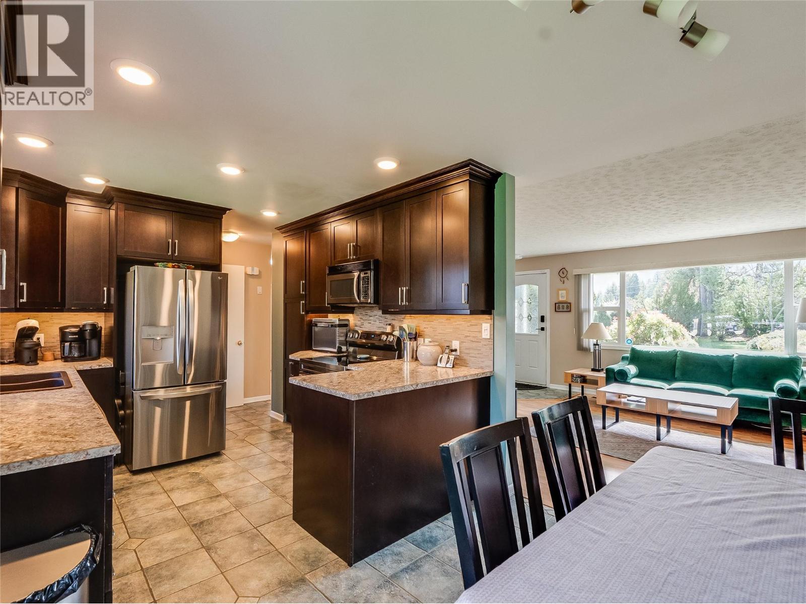 221 Pinewood Drive, Castlegar, British Columbia  V1N 2M5 - Photo 17 - 10385052