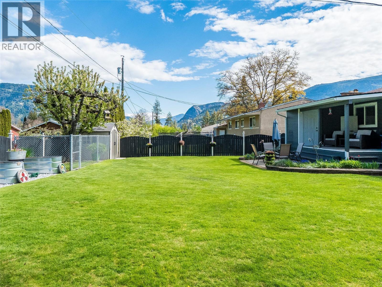 221 Pinewood Drive, Castlegar, British Columbia  V1N 2M5 - Photo 9 - 10385052