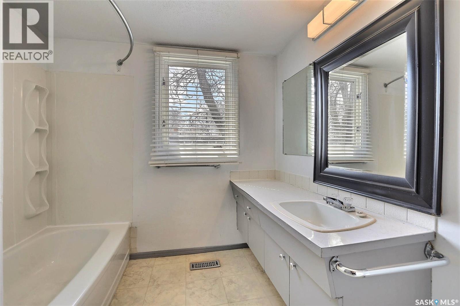 51 Spruceview Road, Regina, Saskatchewan  S4R 0E1 - Photo 14 - SK034256