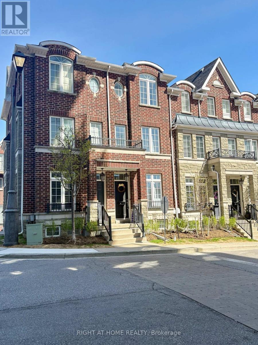 TH 2 - 101 THE QUEENSWAY, Toronto, Ontario