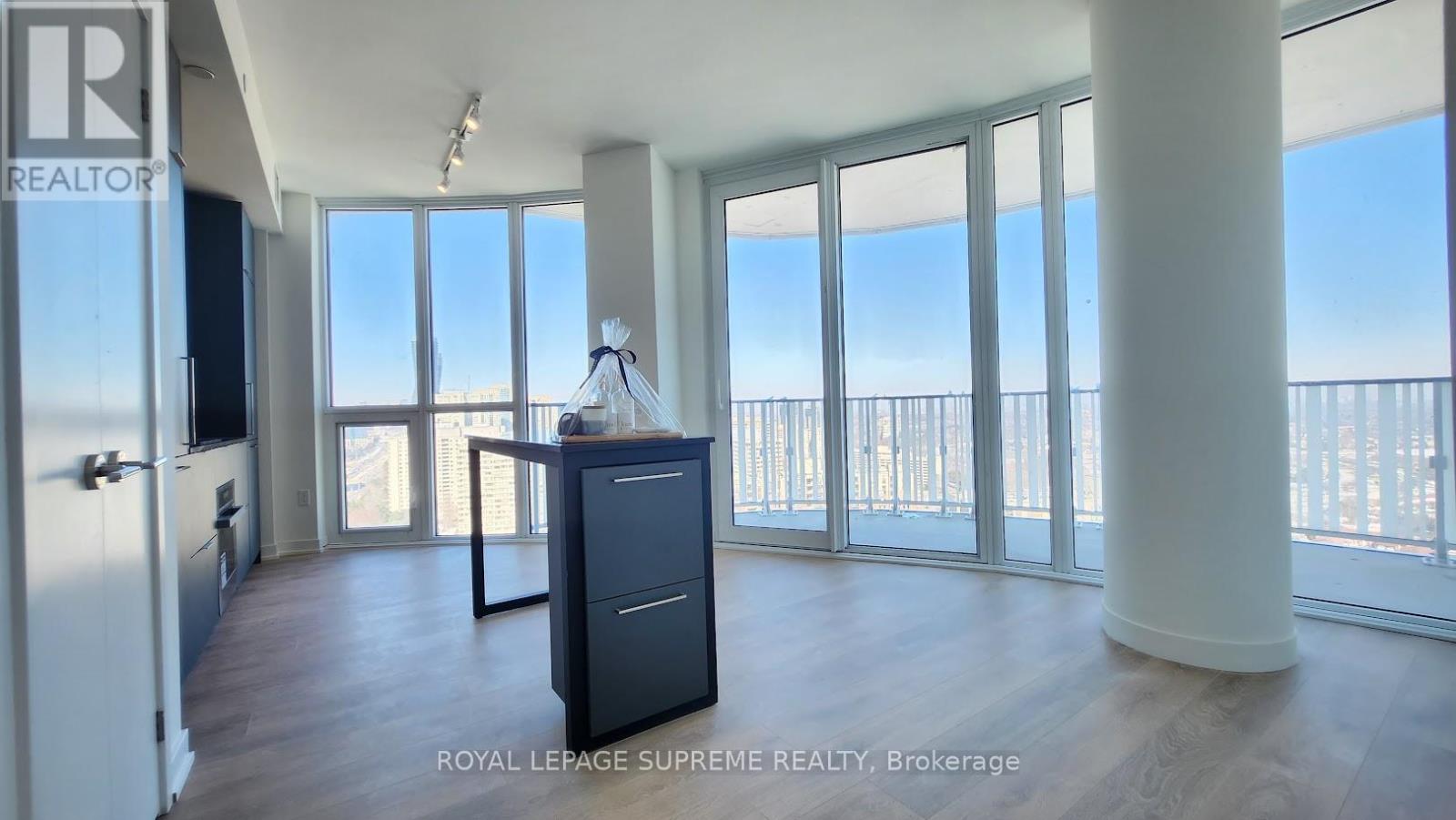 2204 - 1 Fairview Road E, Mississauga, Ontario  L5A 0B4 - Photo 1 - W13058606