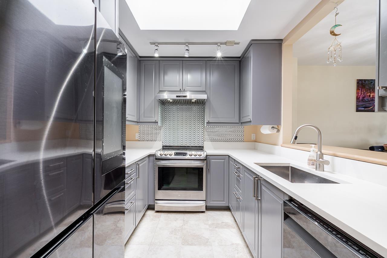 306 9763 140 STREET, surrey, British Columbia