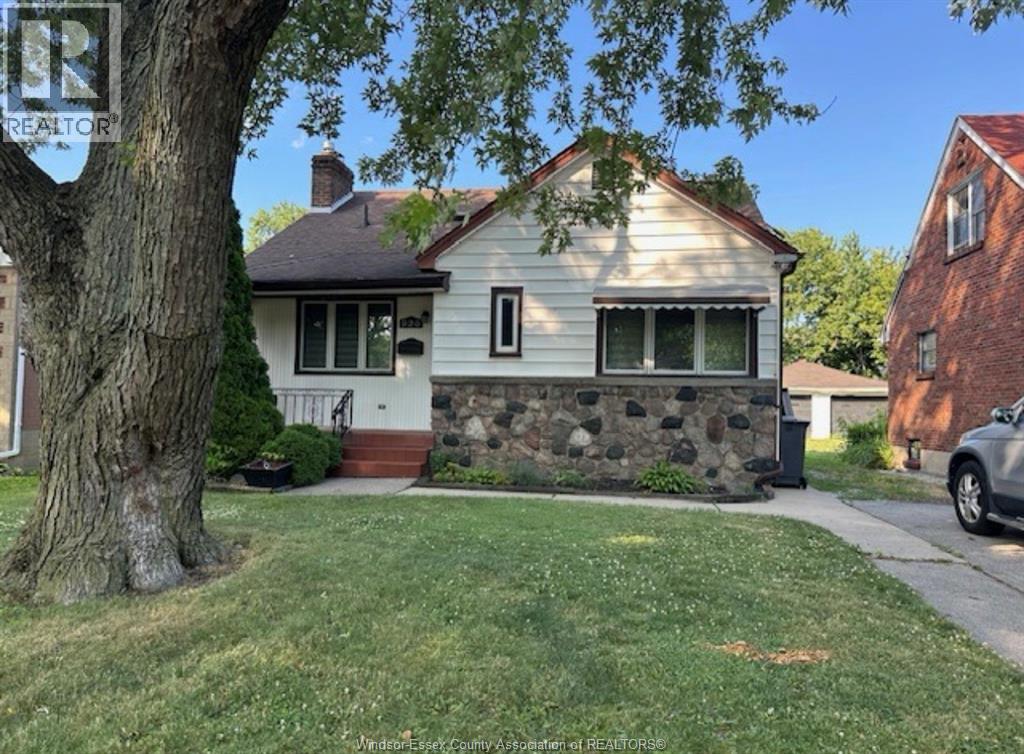 926 THOMPSON BOULEVARD, Windsor, Ontario