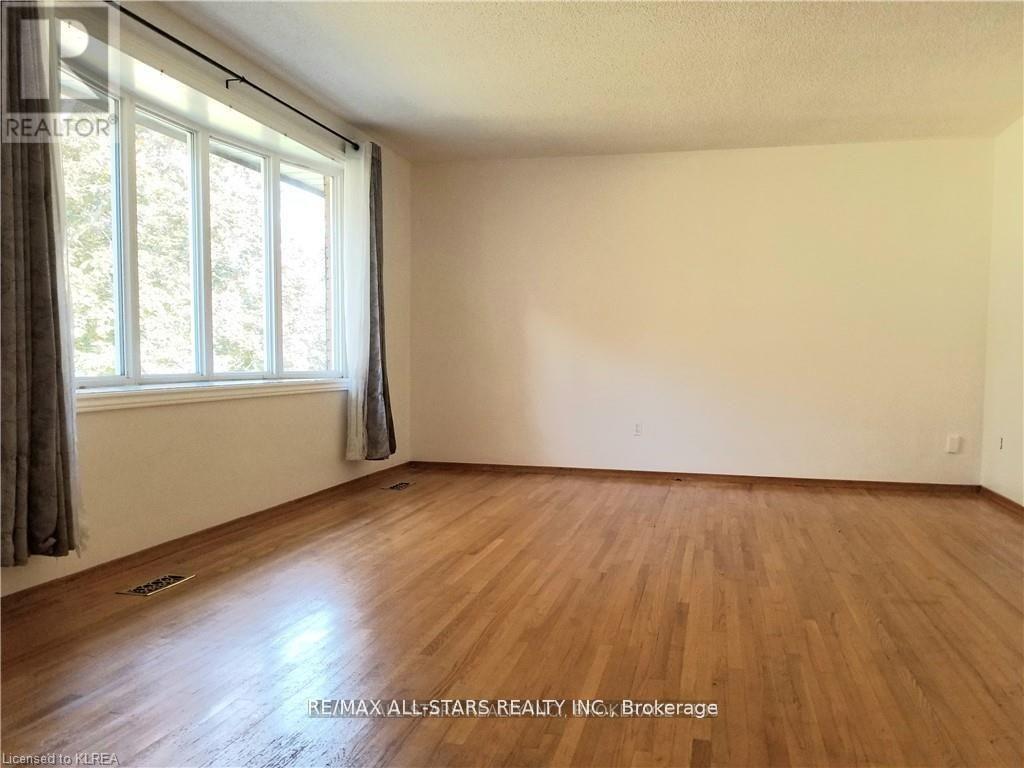 11 Roselyn Court, Kawartha Lakes, Ontario  K9V 4T8 - Photo 6 - X13058922