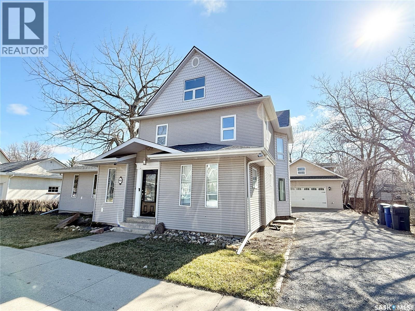 408 Assiniboia Street, Weyburn, Saskatchewan  S4H 0R6 - Photo 1 - SK034314