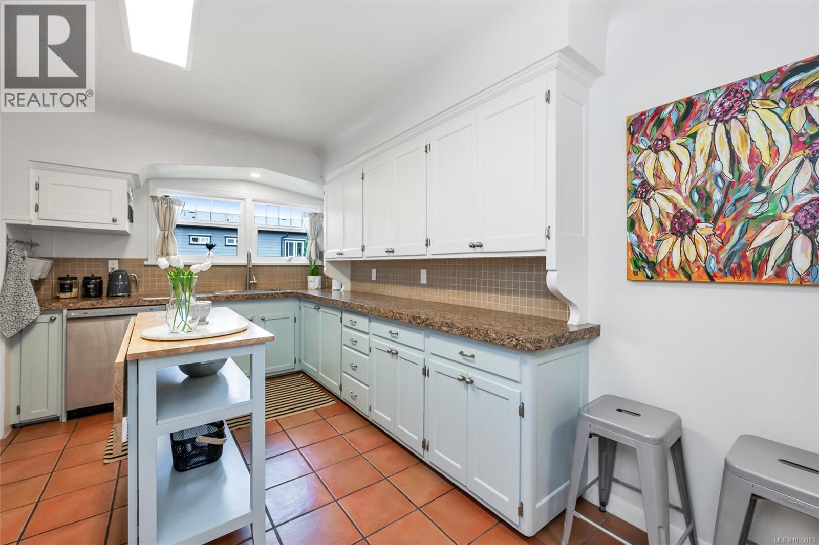 1066 Finlayson St, Victoria, British Columbia  V8T 2T7 - Photo 12 - 1033883