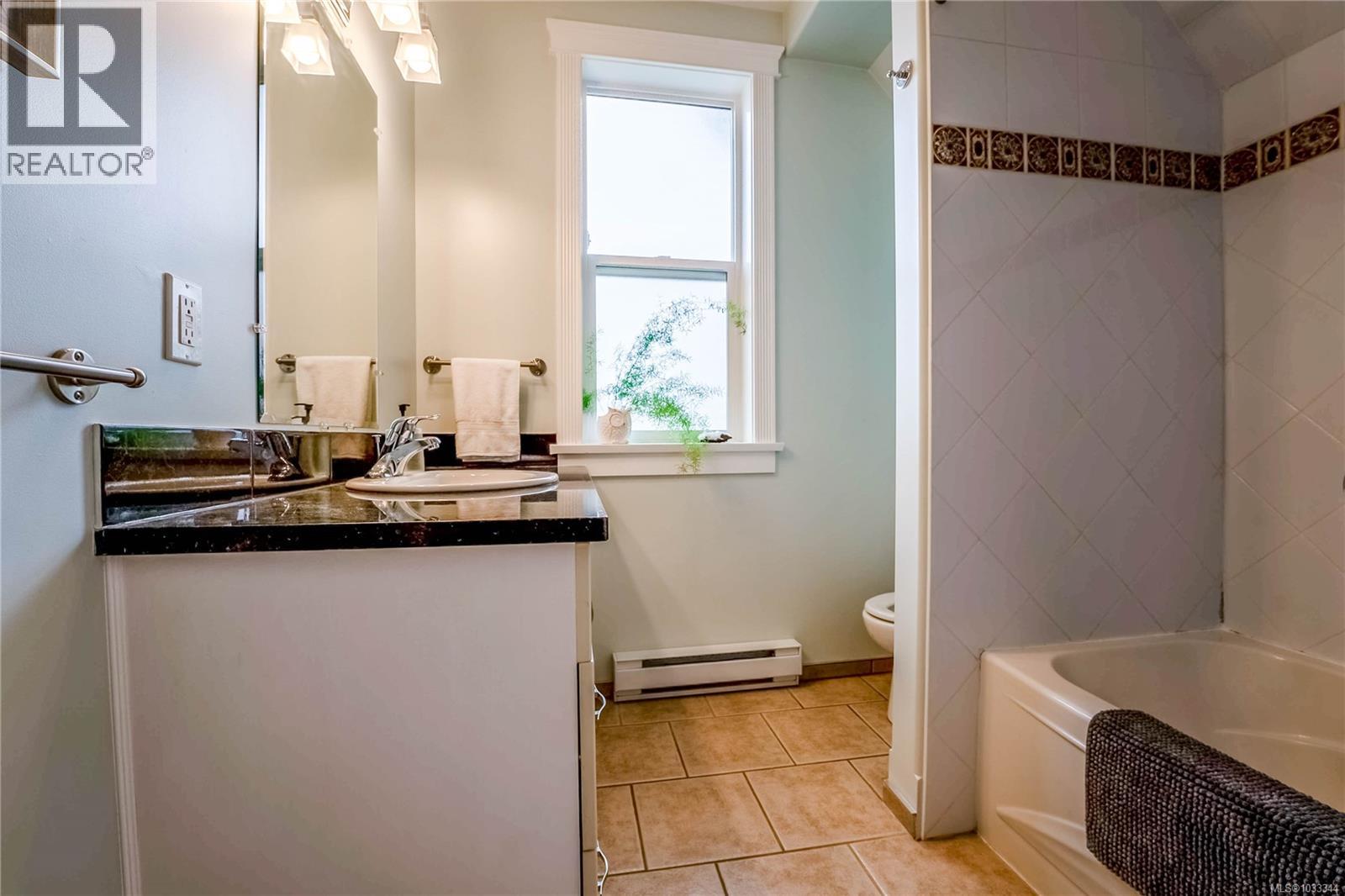 3 1376 Pandora Ave, Victoria, British Columbia  V8R 1A3 - Photo 23 - 1033344