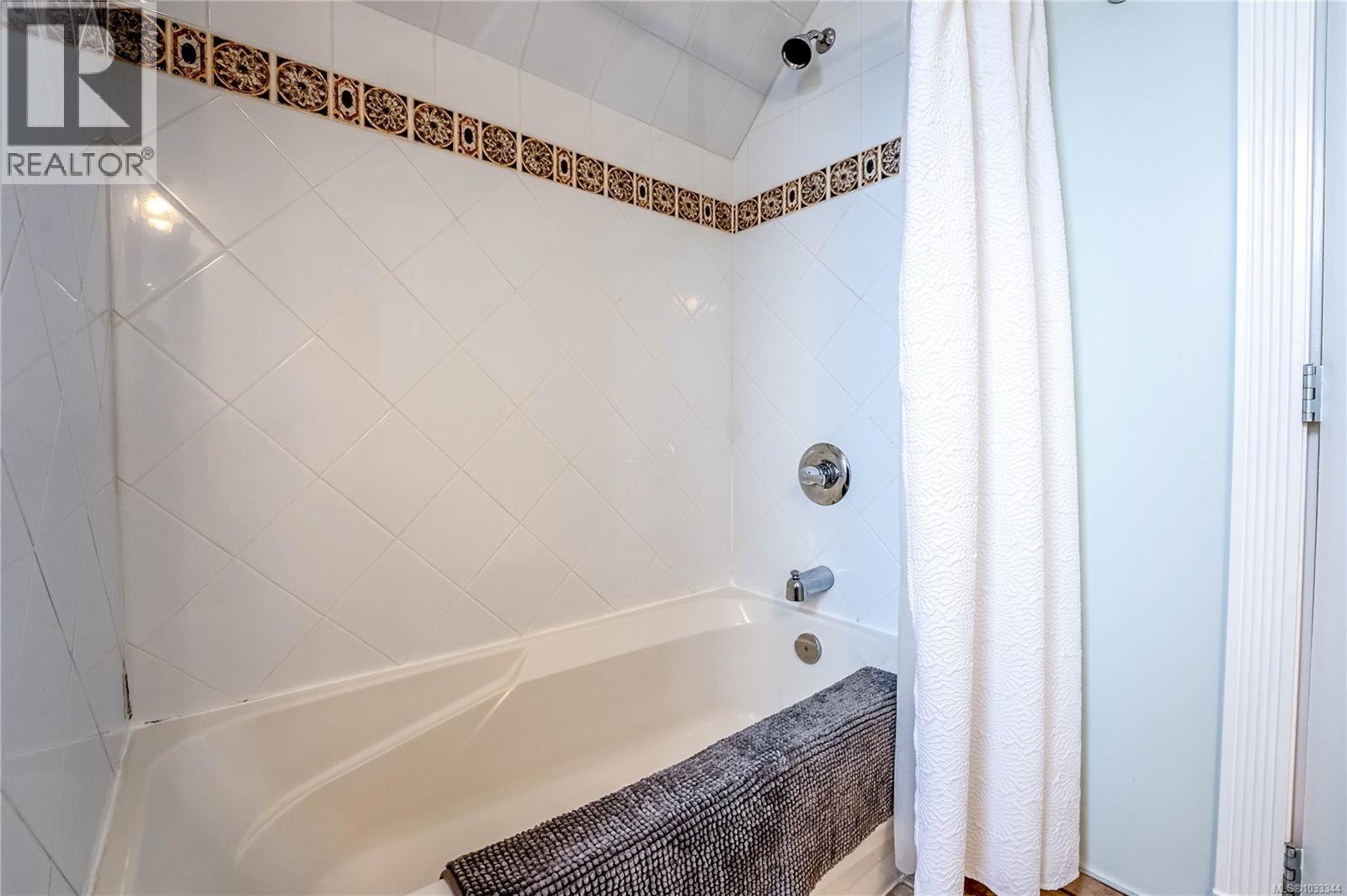 3 1376 Pandora Ave, Victoria, British Columbia  V8R 1A3 - Photo 25 - 1033344