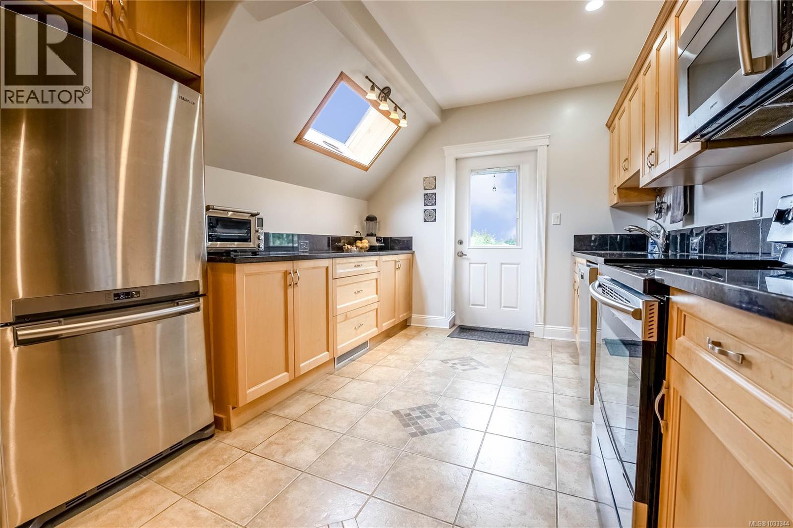 3 1376 Pandora Ave, Victoria, British Columbia  V8R 1A3 - Photo 8 - 1033344