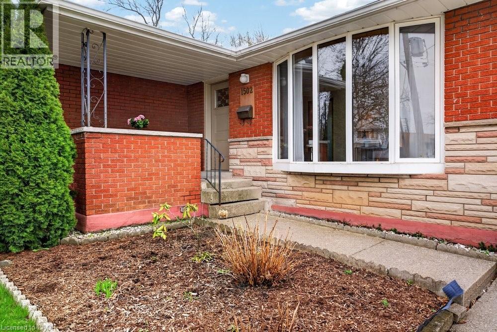 1502 Barker Avenue, Burlington, Ontario  L7P 2R4 - Photo 3 - 40822416