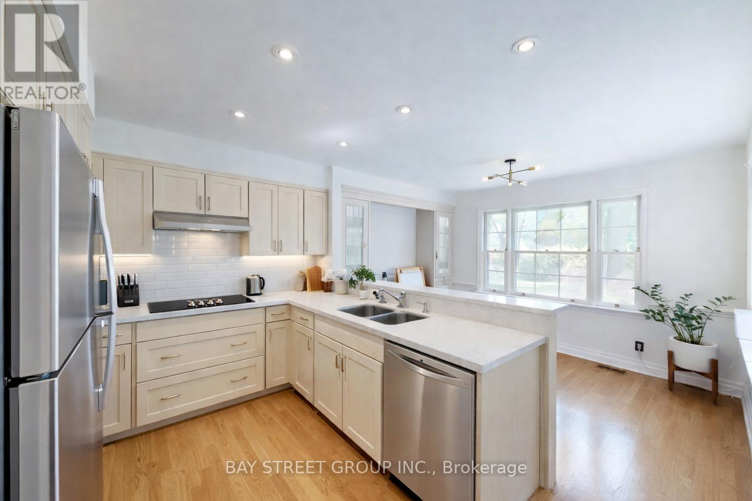 178 Breezy Pines Drive, Mississauga, Ontario  L5B 1B4 - Photo 7 - W13058768