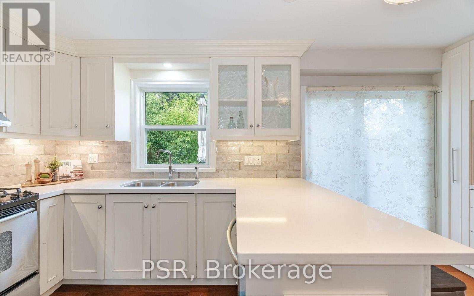 57 Stephen Drive, Toronto, Ontario  M8Y 3M8 - Photo 6 - W13058870