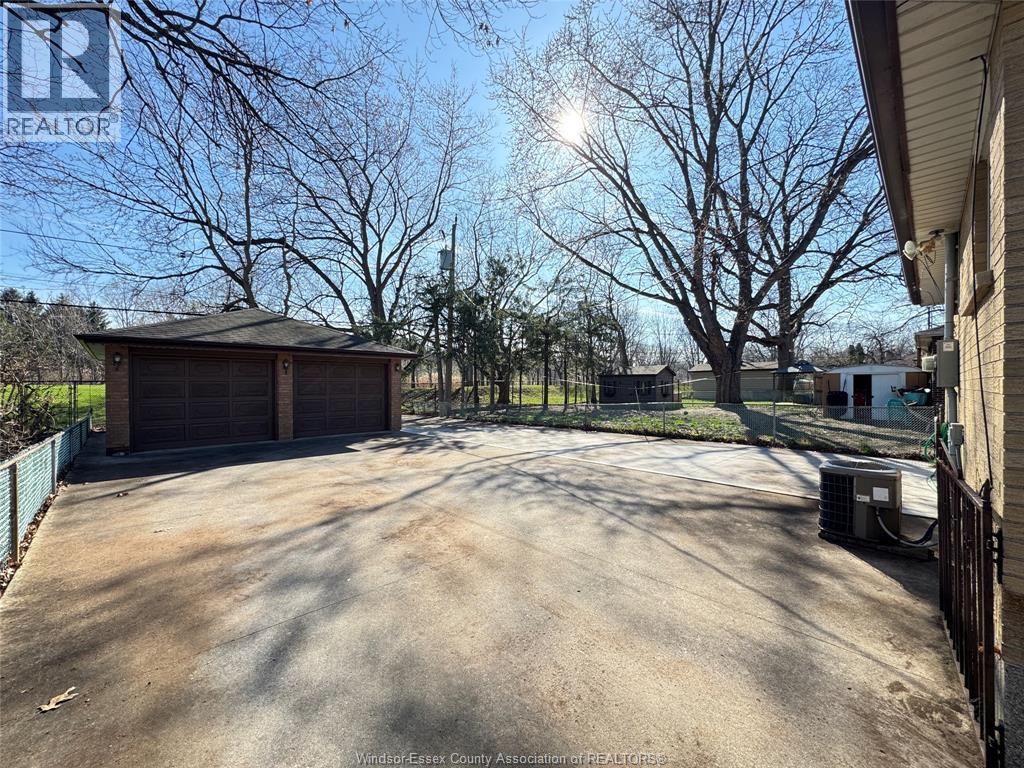 1595 Sun Valley, Windsor, Ontario  N9C 3R1 - Photo 2 - 26009580