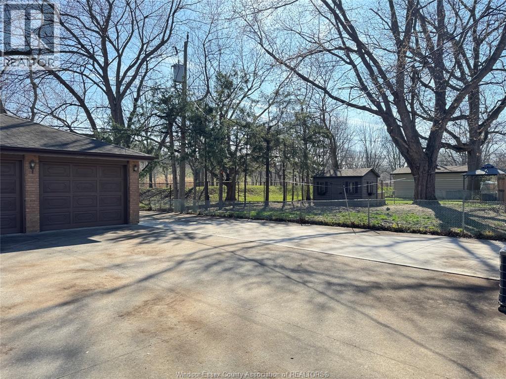 1595 Sun Valley, Windsor, Ontario  N9C 3R1 - Photo 3 - 26009580