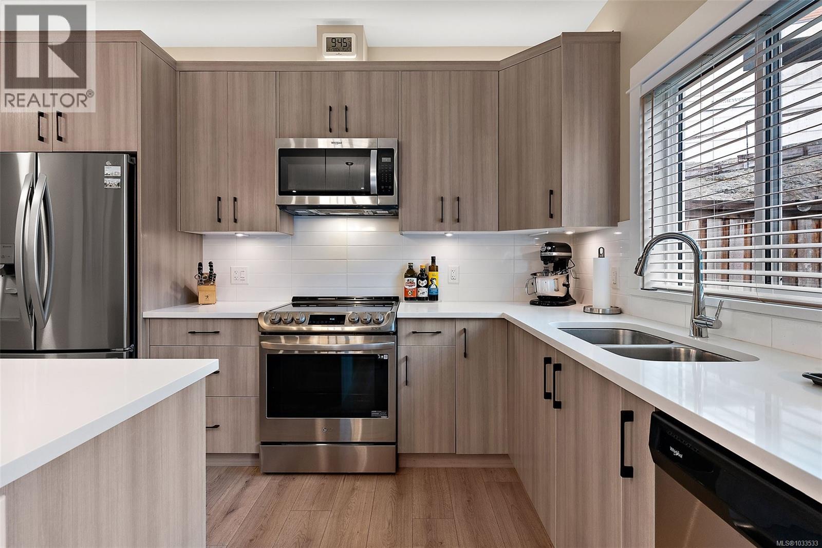 8 West Park Pl, View Royal, British Columbia  V9B 3R9 - Photo 3 - 1033533