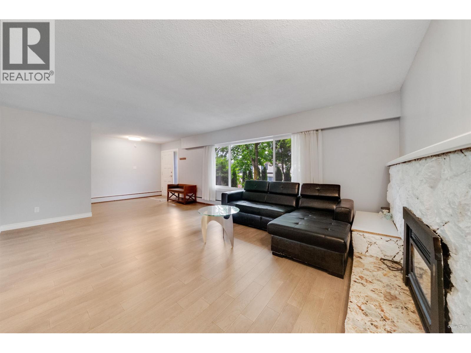 4366 Gilpin Crescent, Burnaby, British Columbia  V5G 2K4 - Photo 2 - R3117349