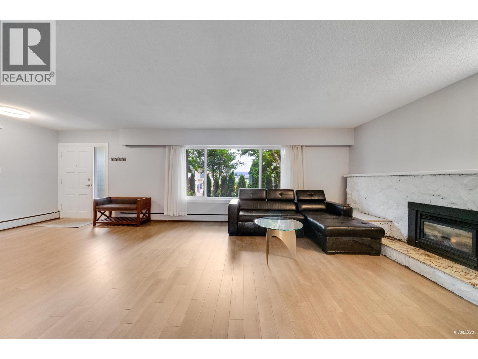 4366 Gilpin Crescent, Burnaby, British Columbia  V5G 2K4 - Photo 3 - R3117349