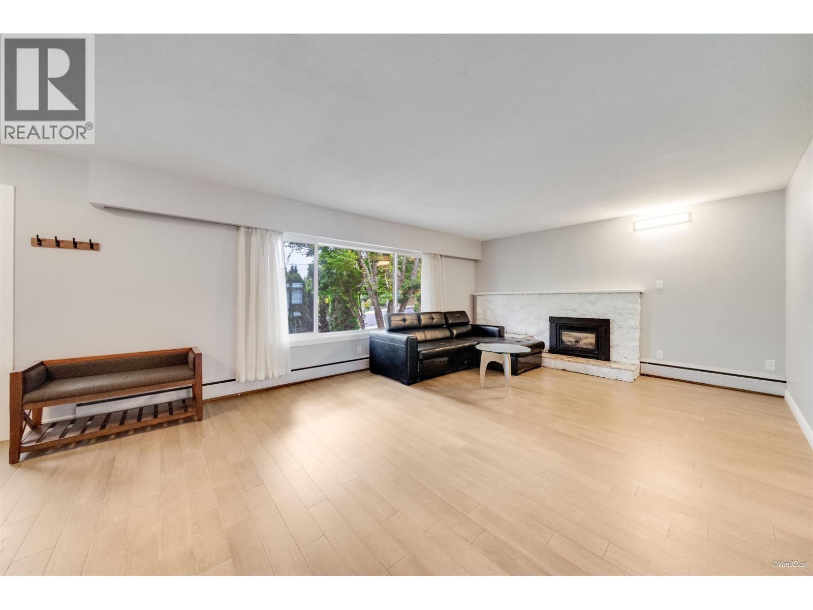 4366 Gilpin Crescent, Burnaby, British Columbia  V5G 2K4 - Photo 4 - R3117349