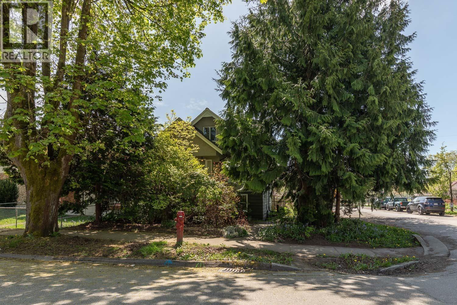 2002 E 13TH AVENUE, vancouver, British Columbia